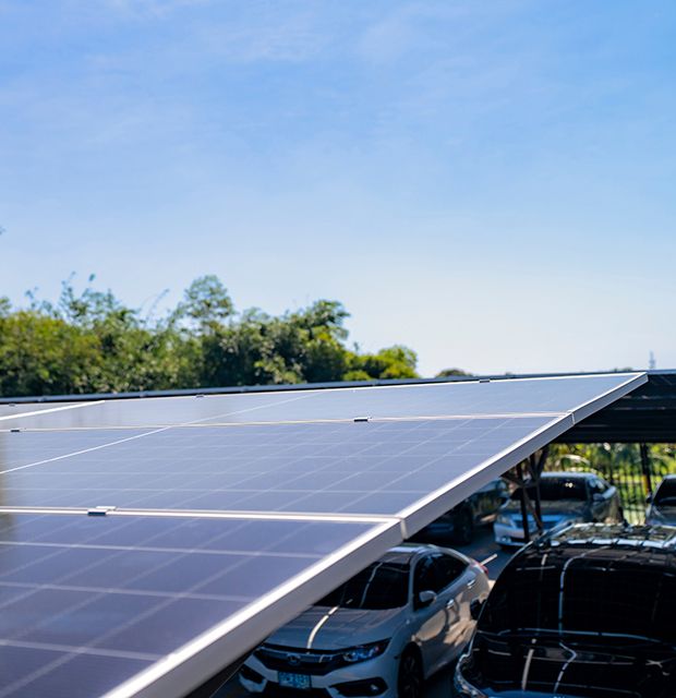 Panneaux photovoltaïques sur une ombrière de parking Panneaux photovoltaïques sur une ombrière de parking