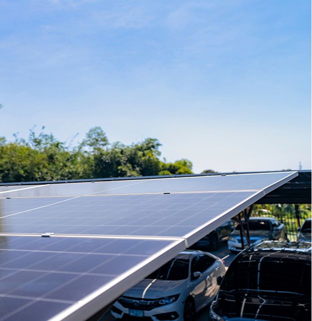 Carport équipé de panneaux photovoltaïques Carport équipé de panneaux photovoltaïques